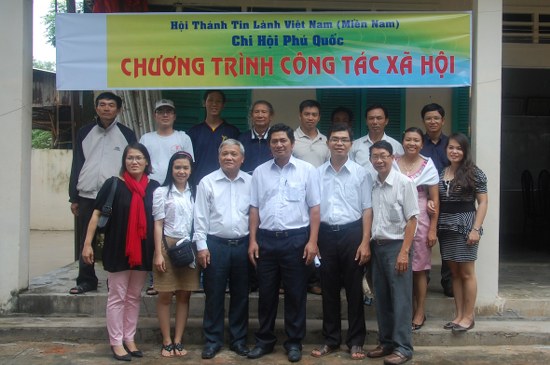 Chuyến công tác xã hội đến với 3 xã Cửa Cạn, Dương Tơ và Hàm Ninh với 205 phần quà dành cho các gia đình có hoàn cảnh khó khăn
